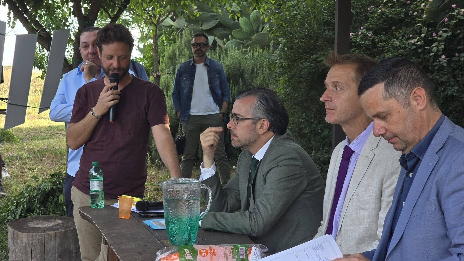 Il tavolo dei relatori con le istituzioni all'incontro pubblico al parco