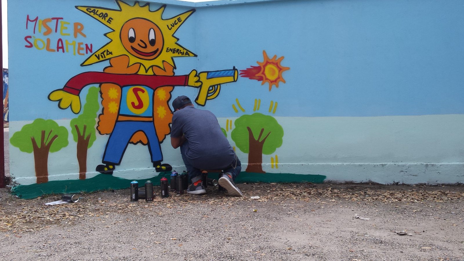Murales con l'eroe del verde realizzato dai bambini e dallo street artist Mister Thoms
