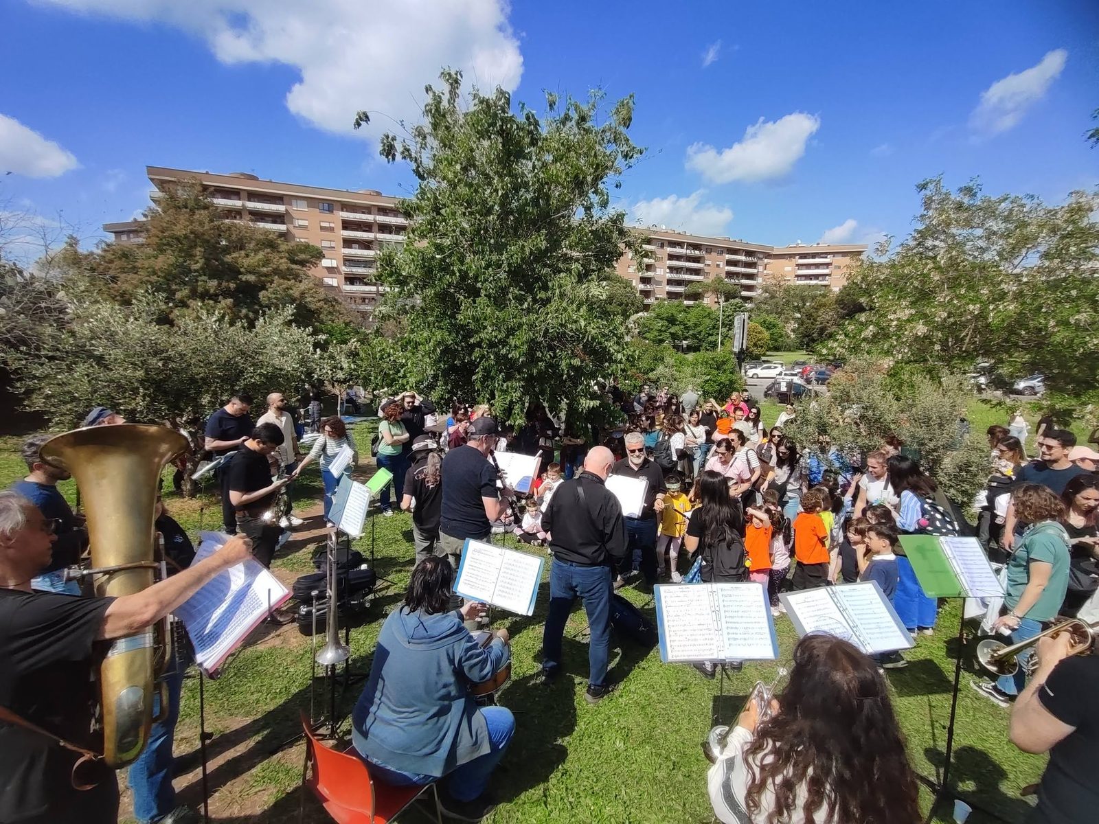La Banda Cecafumo suona per i bambini al Natale di Roma nel parco