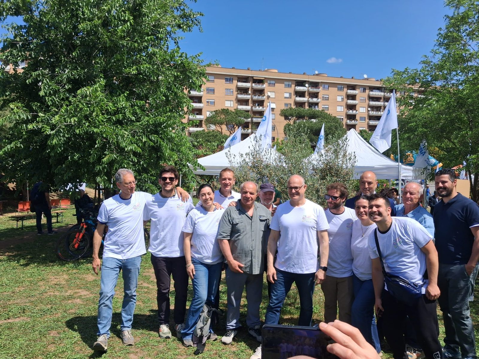 Il comitato con il Sindaco di Roma alla giornata RomaCuraRoma nel parco