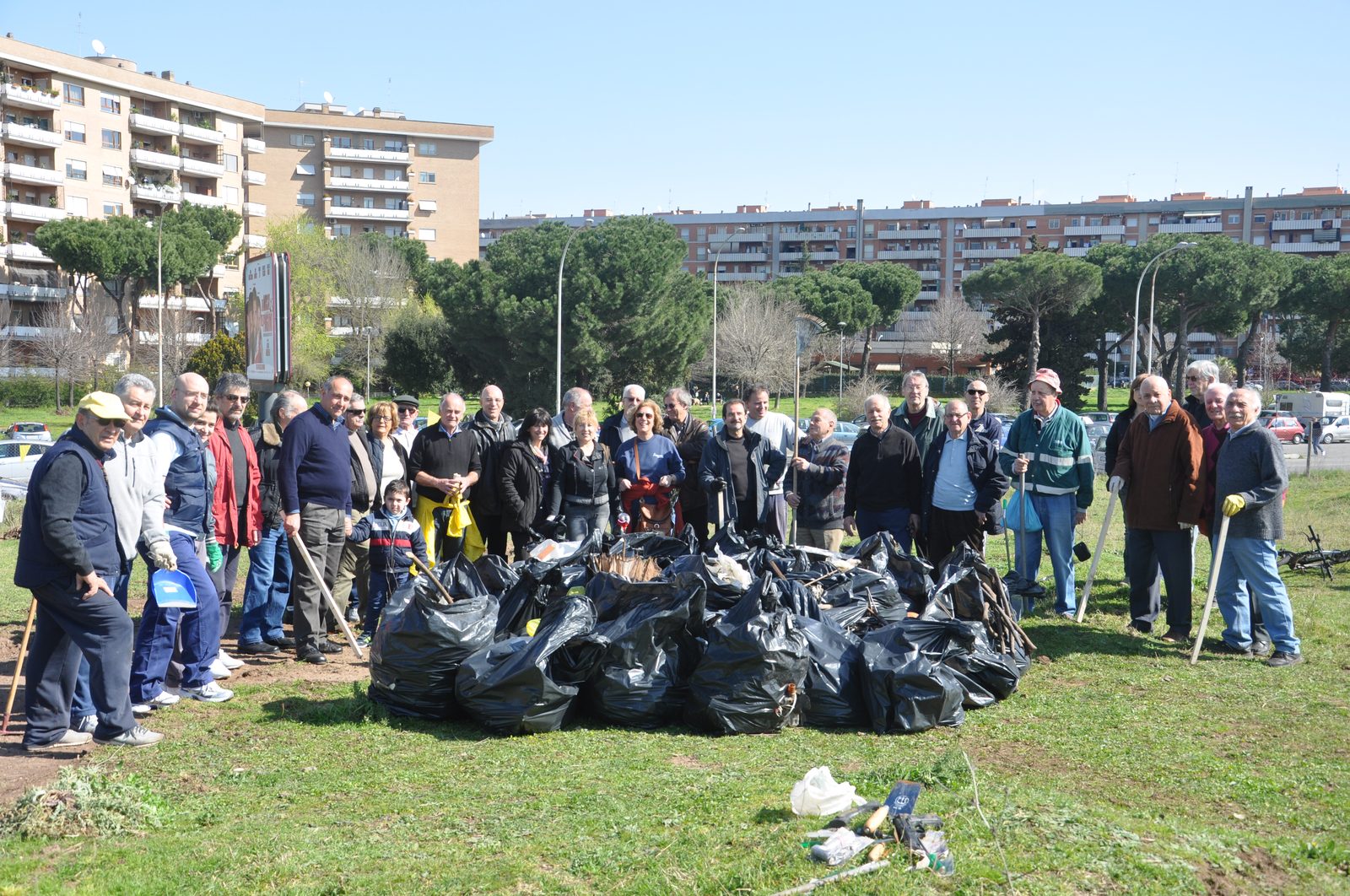 Volontari del comitato con i sacchi dei rifiuti raccolti